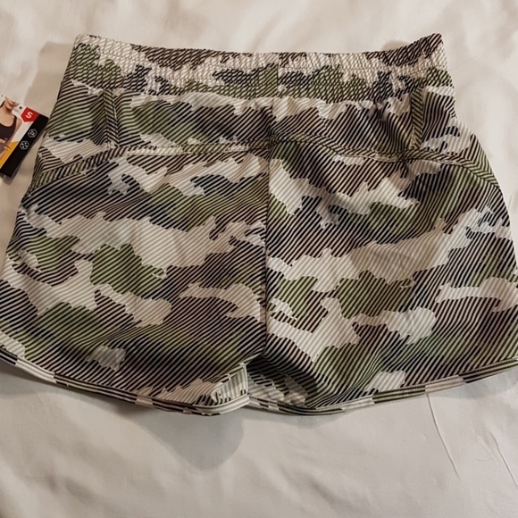 Avia womens size XS camo shorts with liners, New - Picture 4 of 5